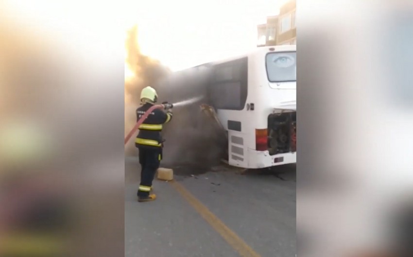 Bakıda sərnişin avtobusu yandı - VİDEO