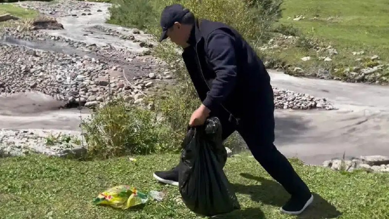 Qırğızıstan Prezidenti dağlarda zibil topladı - FOTO