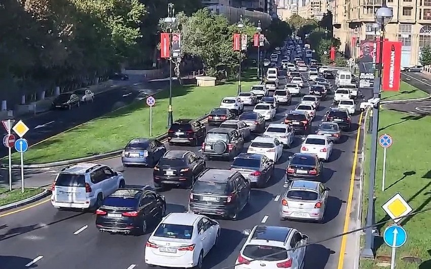 Bakının tıxac olan yolları - SİYAHI