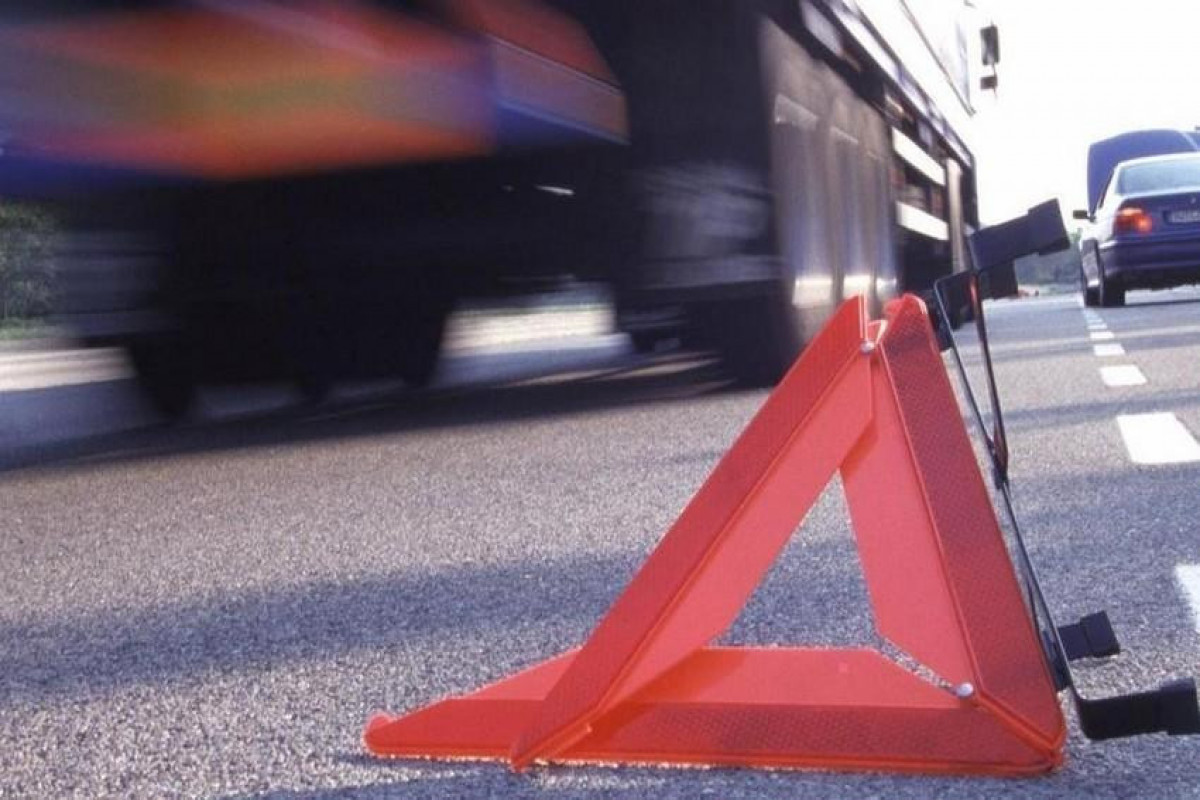 Bakıda yük maşını aşdı, minik maşını və motosiklet əzildi