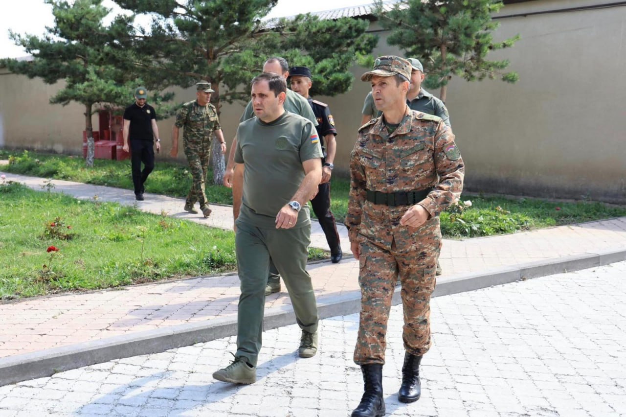 Papikyan hərbi hissəyə baş çəkib