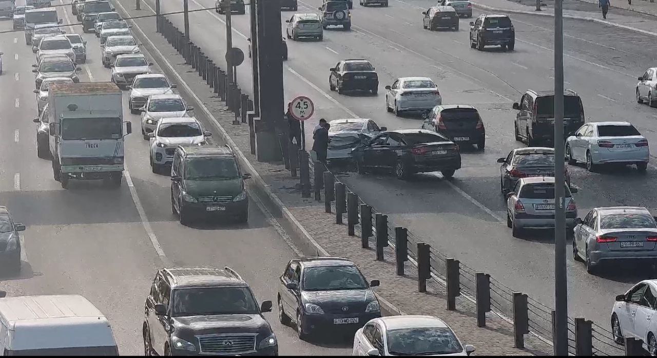 Bakıda qəza oldu, tıxac yarandı - FOTO