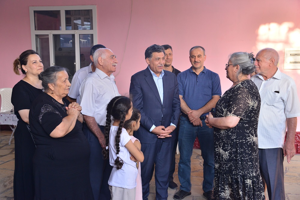 Aydın Hüseynov seçicilərlə görüşüb