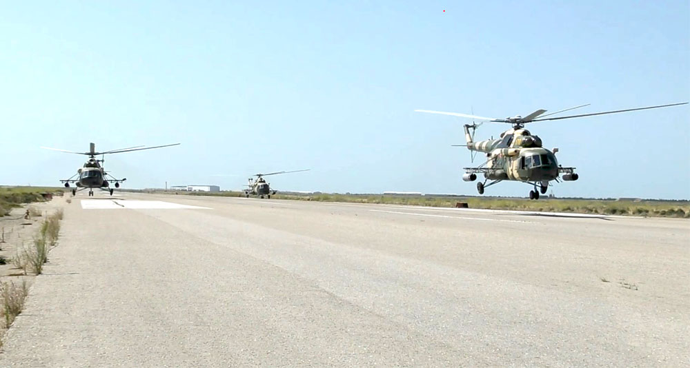 Helikopterlər şərti düşmənin yerüstü hədəflərini məhv etdilər - VİDEO