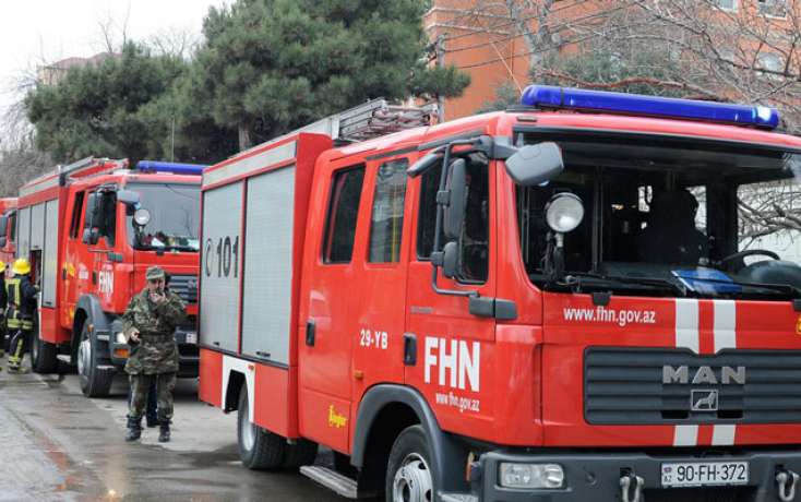 Neftçalada 4 otaqlı ev yanıb