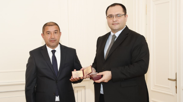 Nazirliyin əməkdaşlarına medal və vəsiqələri təqdim olundu - FOTOLAR