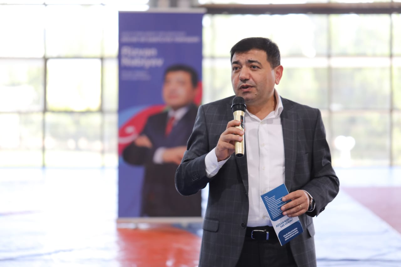 Rizvan Nəbiyevin seçicilərlə görüşü davam edir: daha çox abşeronlu gəncin xaricdə təhsil almasına nail olmalıyıq - FOTO