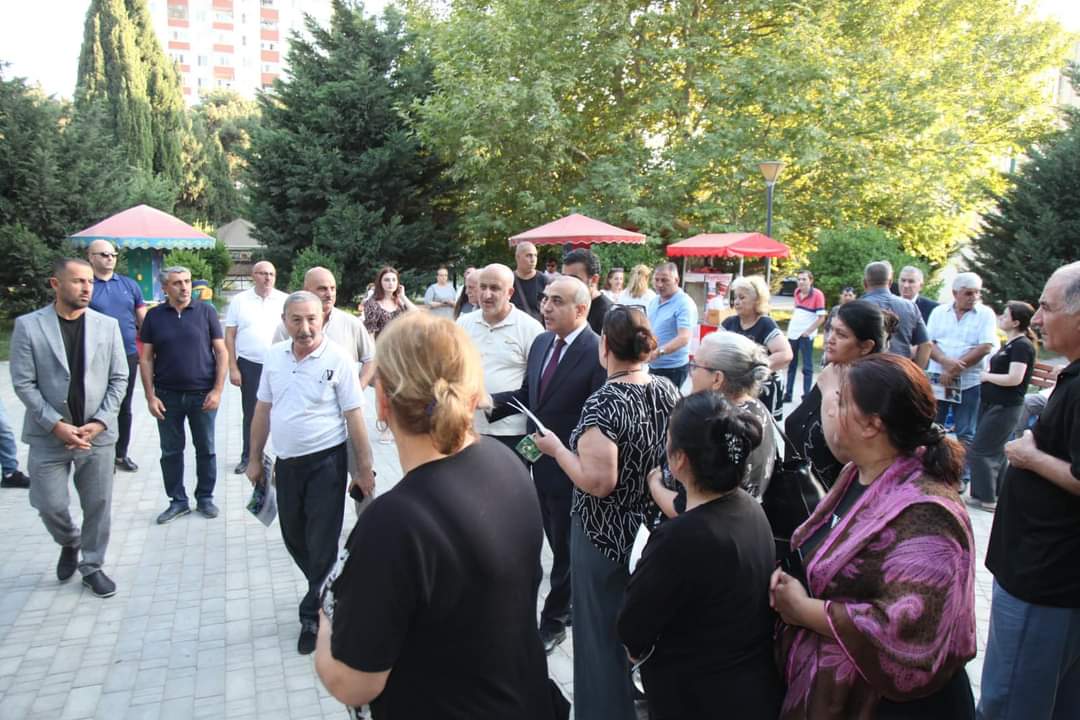 Azay Quliyevin məhəllə görüşləri davam edir, 7-ci mikrorayonda coşqulu qarşılanma