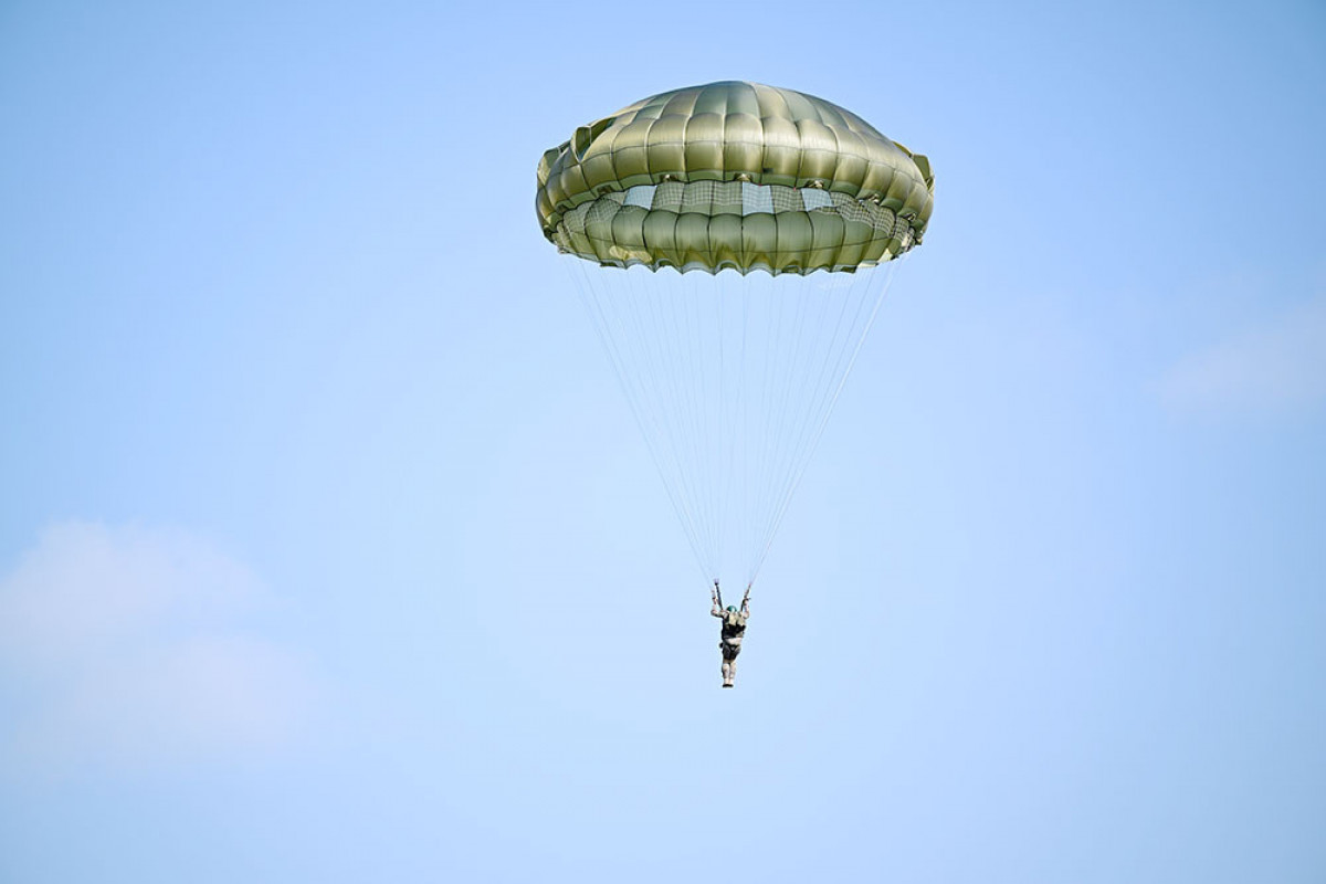 Orduda hava desant və praktiki paraşüt tullanışları üzrə məşqlər keçirilir -&nbsp;VİDEO
