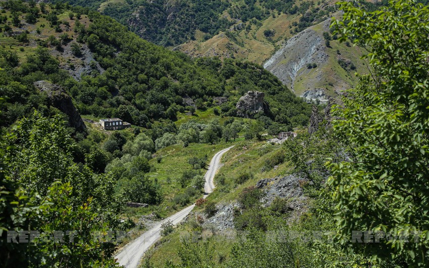 Kəlbəcərdə maşın aşdı - Ölən var