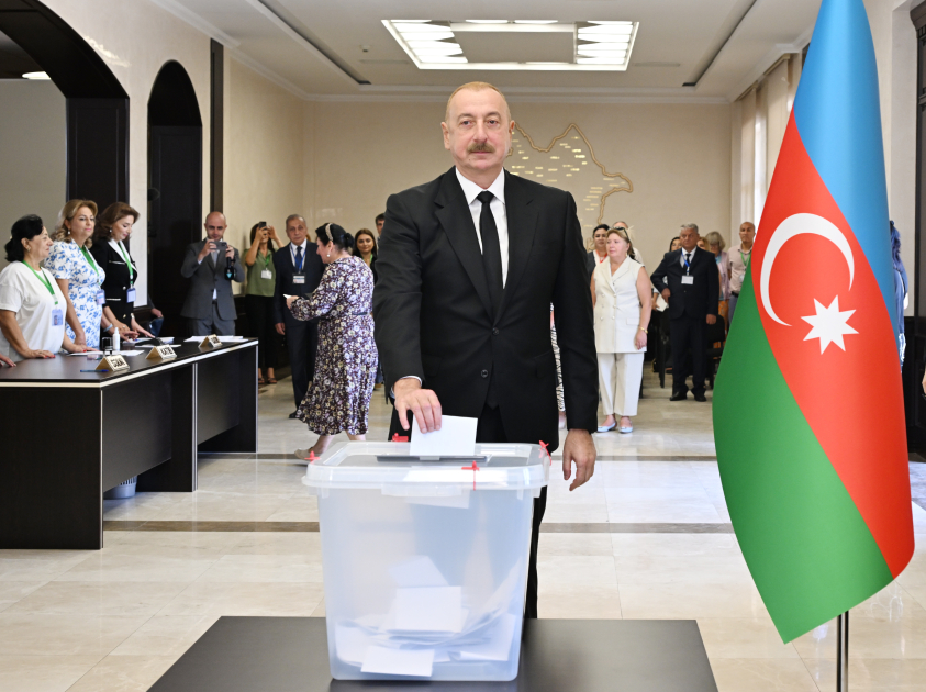 Prezident və ailəsi səs verdi - VİDEO