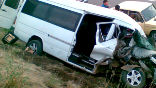 Ucarda mikroavtobus aşdı - Yaralanan var