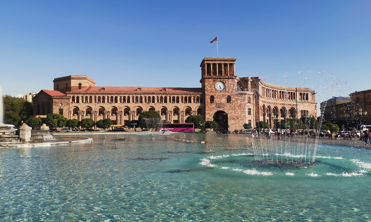 Ermənistana gələn turistlər AZALIB