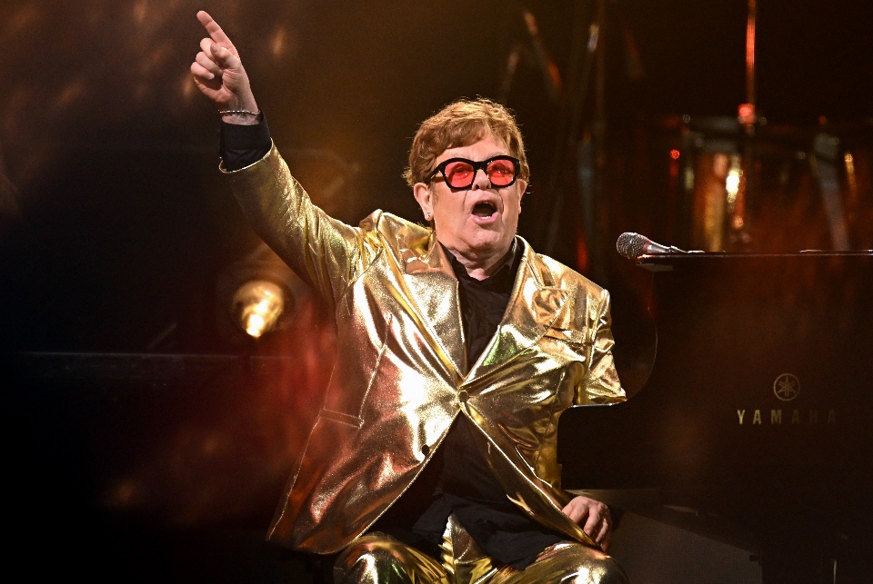 Elton Con kor olub