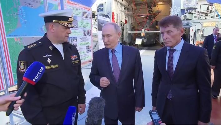 Putin Vladivastokda hərbi bazaya baş çəkib, tapşırıqlar verib
