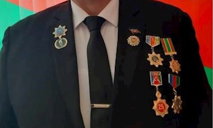 QHT-lər saxta medalı pulla satır, məmur da onu alıb döşünə taxır - ETİRAZ