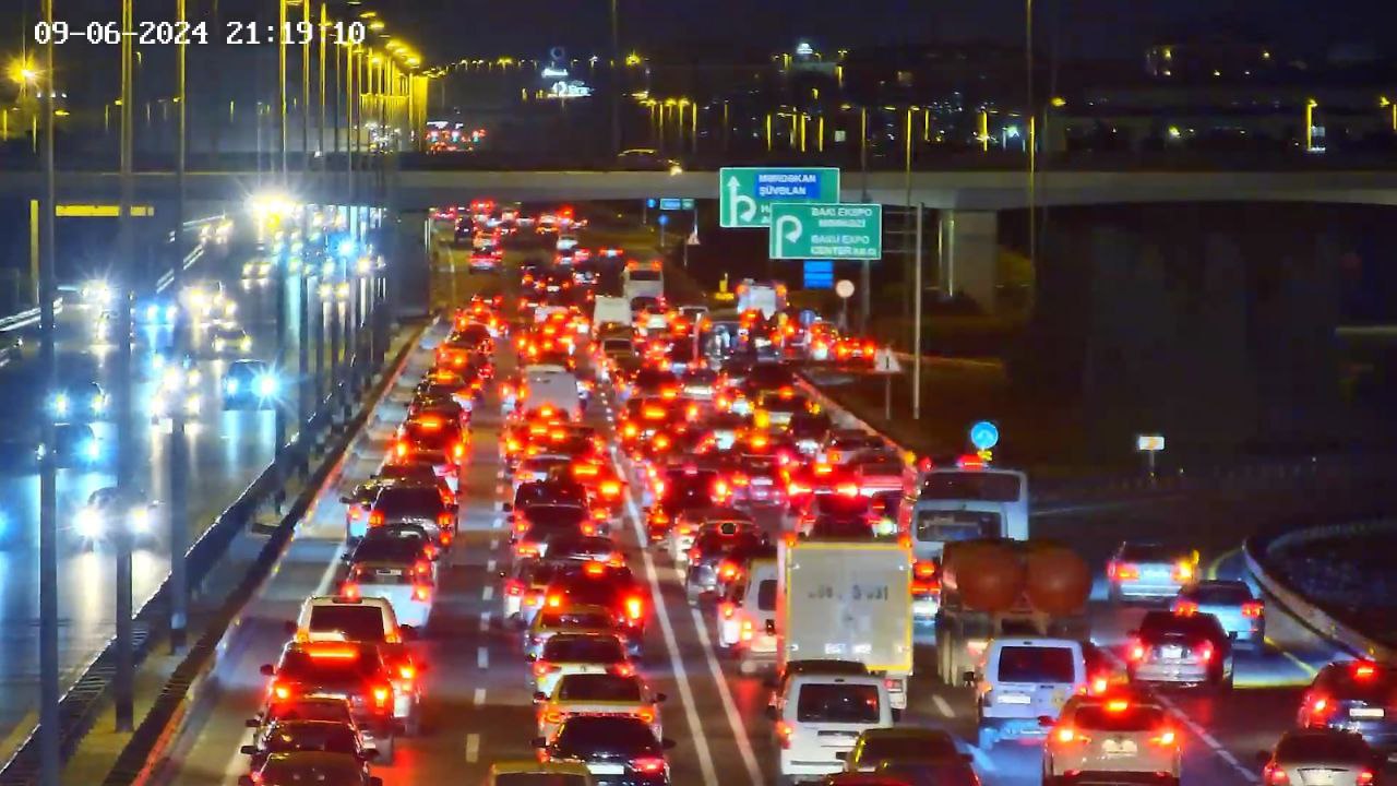 Aeroport şosesində qəza - Sıxlıq yarandı