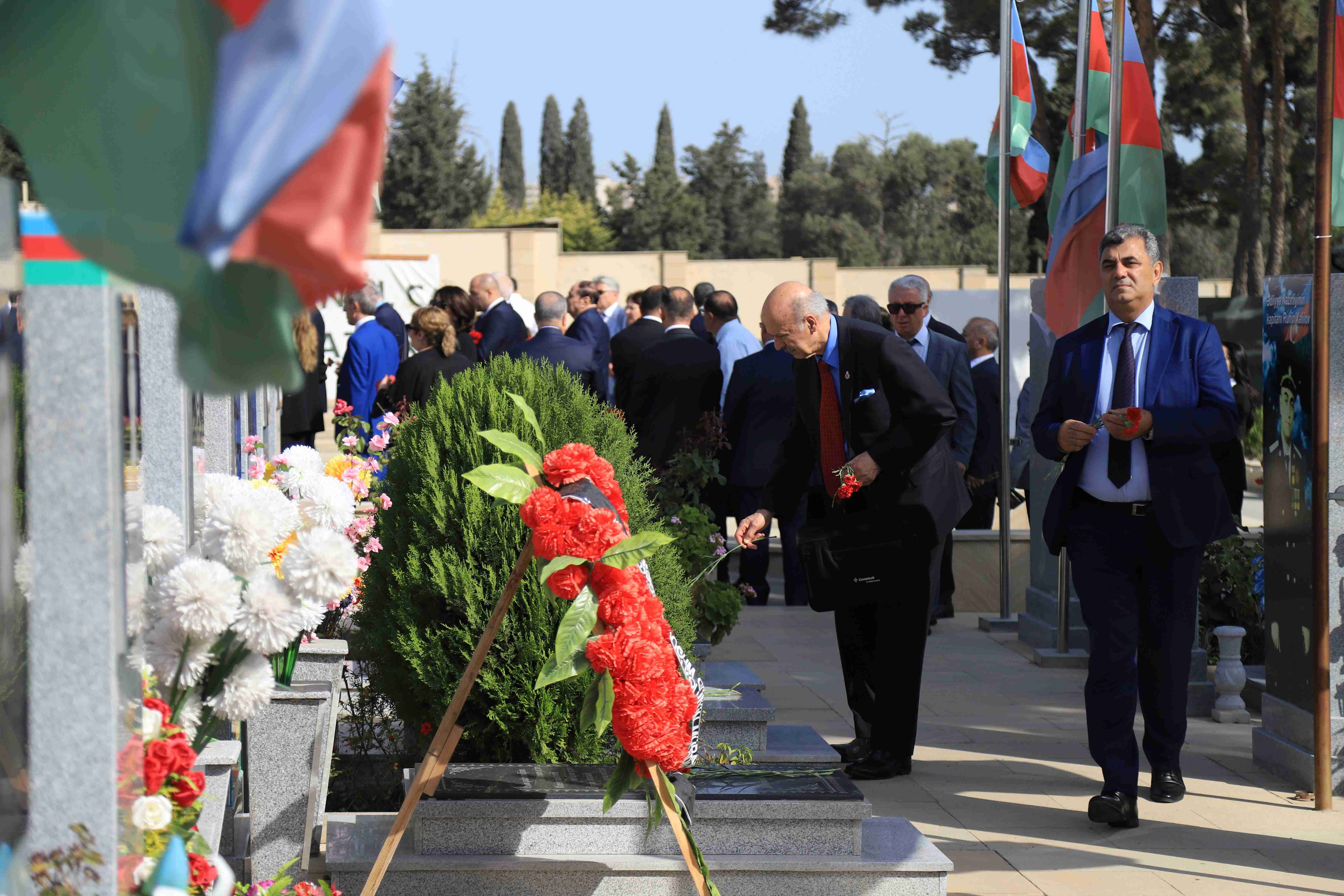 Xaricdə yaşayan azərbaycanlı alimlər Şəhidlər Xiyabanını ziyarət edib