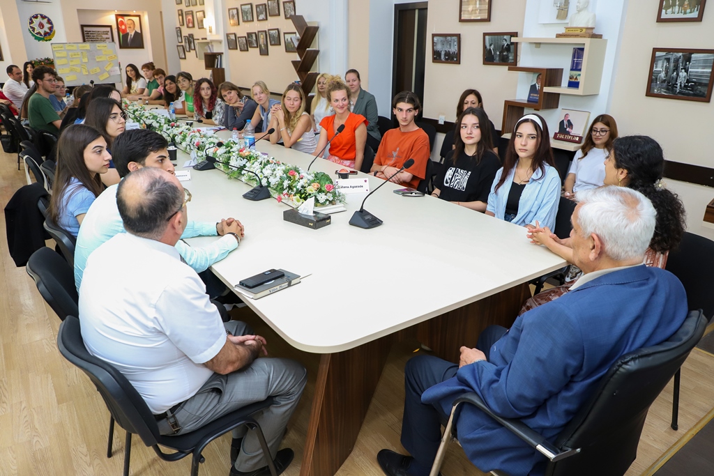 Rektor Yay məktəbini bitirən xarici tələbələrlə görüşdü - FOTO