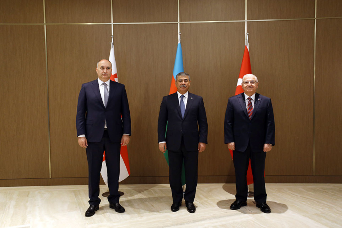 Batumidə müdafiə nazirlərin üçtərəfli görüşü BAŞLADI