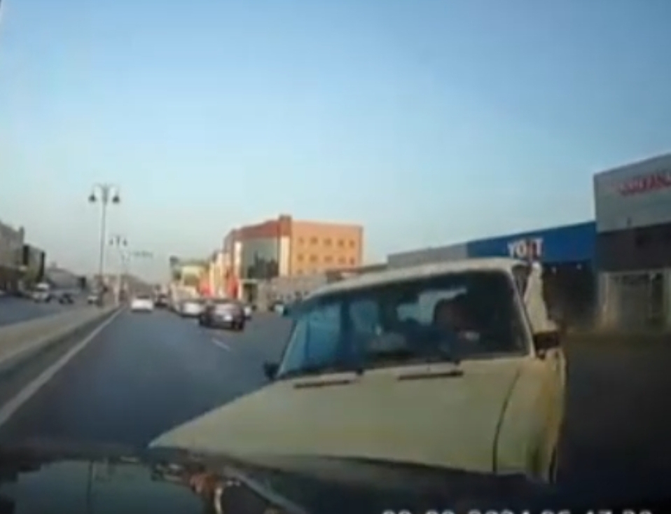 Babək prospektində zəncirvari qəza: "Prius" VAZ-2106-a çırpıldı - Anbaan görüntülər
