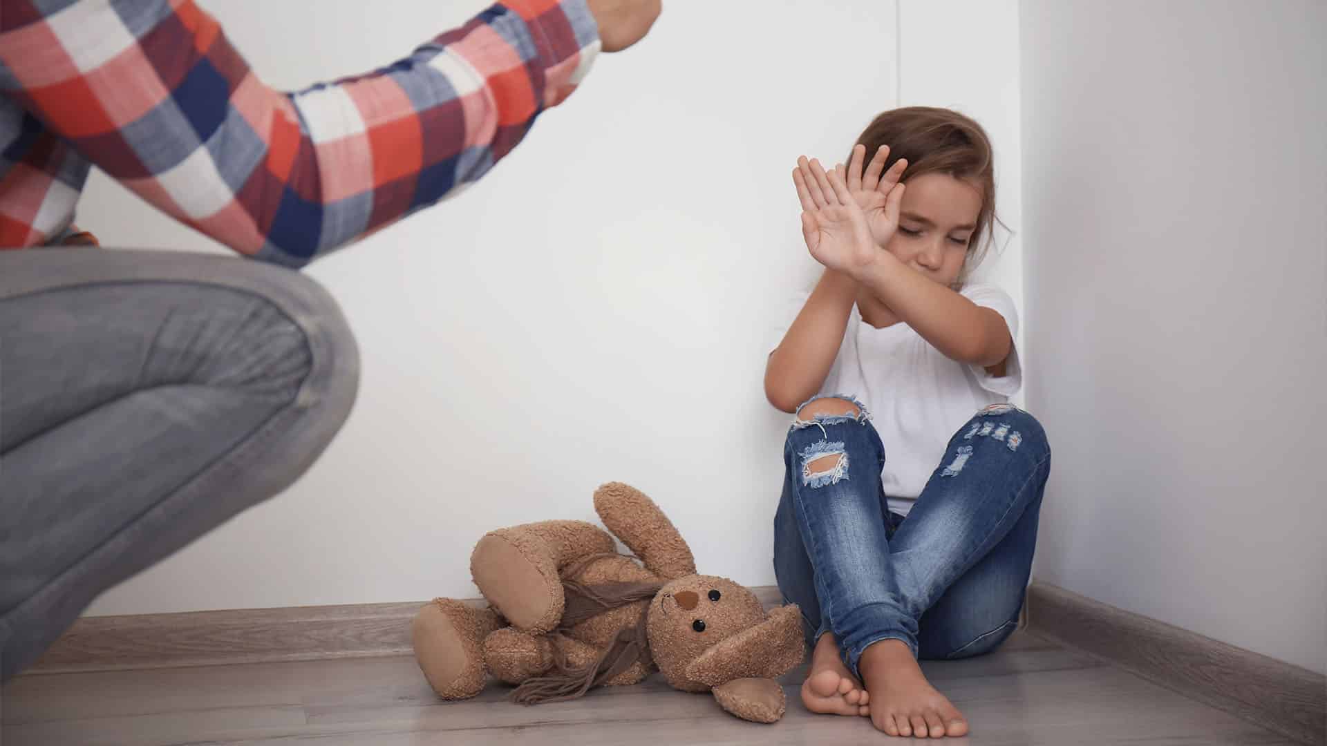 Azyaşlı övladına zorakılıq edən valideynləri hansı cəza gözləyir?