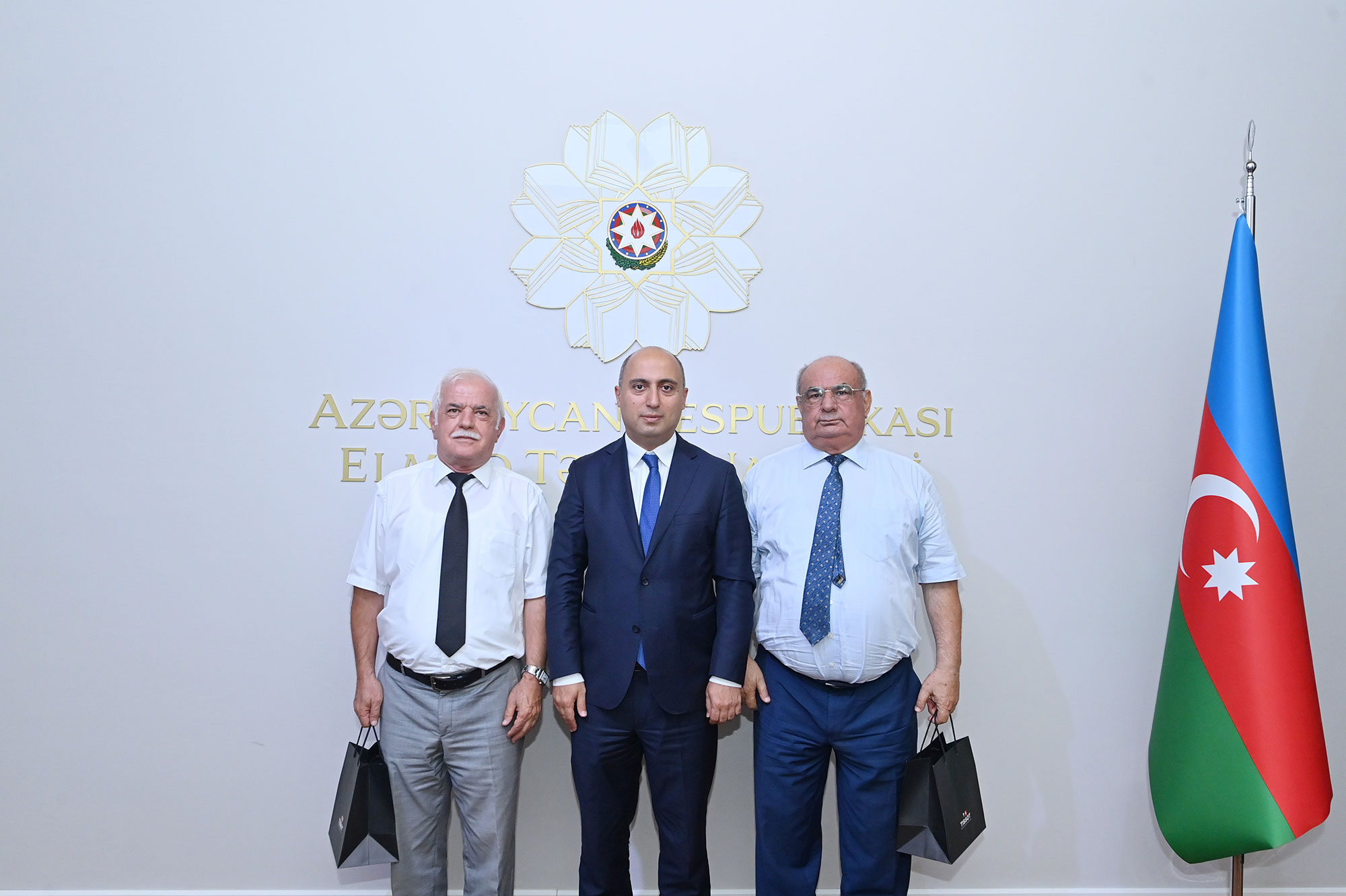 Nazir təqaüd yaşına çatan direktorlarla görüşdü - FOTO