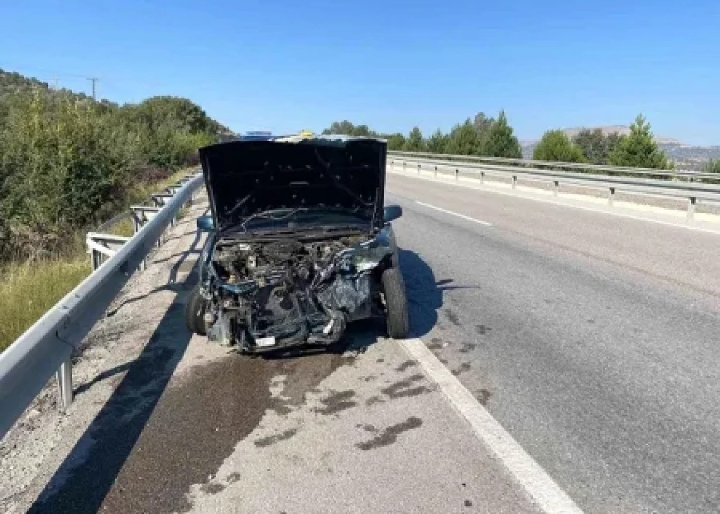 "Opel" səkiyə çırpıldı, ölən və xəsarət alan var
