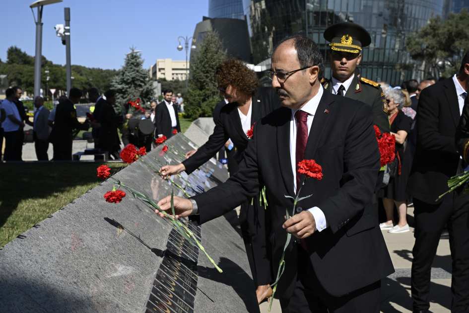 Səfirliyin əməkdaşlar “Türk şəhidliyi” abidəsini ziyarət edib - FOTO