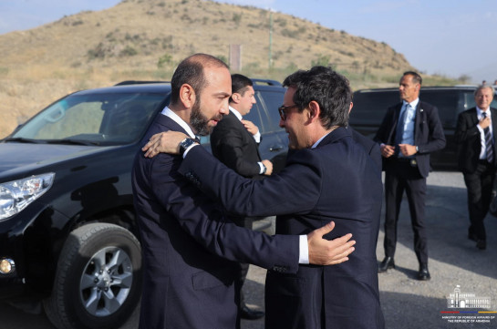 Mirzoyan Fransa xarici işlər naziri ilə regionu müzakirə etdi