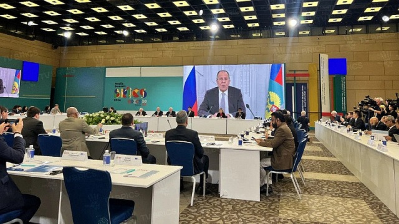 Zaxarova media nümayəndələrinə "barmaq silkələdi"