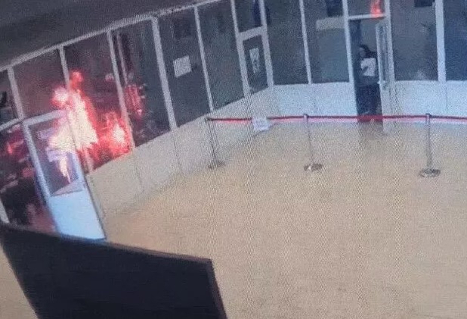 Parlament binasını yandırıb qaçdı - 300 nəfər...