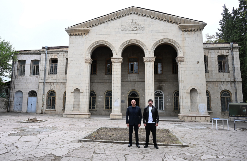 Prezident Xankəndi Dövlət Dram Teatrının binasında görüləcək işlərlə tanış olub