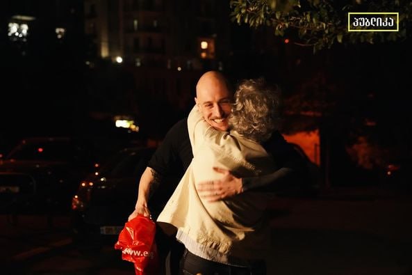 Zurabişvili "xarici agentlər" qanununa görə 5 gün əvvəl hökm oxunan aktivisti ƏFV ETDİ