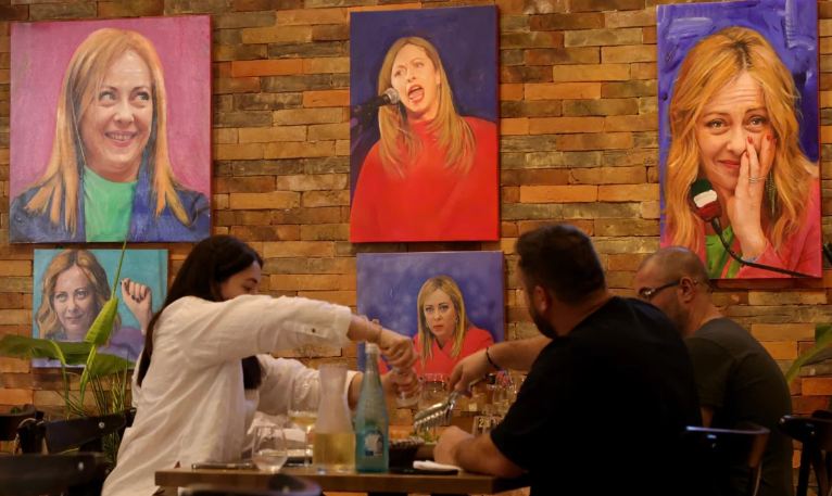Baş nazirin portretləri ilə dolu restoran - FOTO