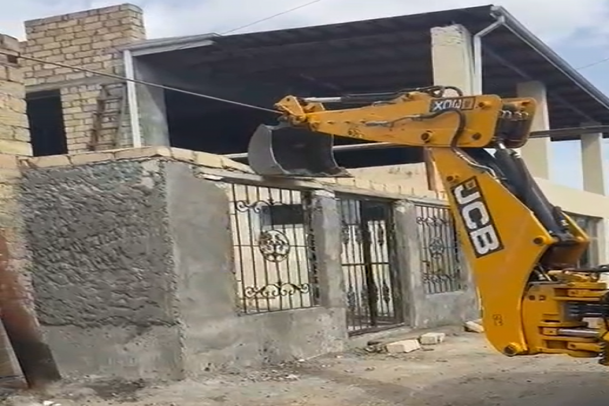 Gəncədə sənədsiz tikili söküldü -&nbsp;VİDEO
