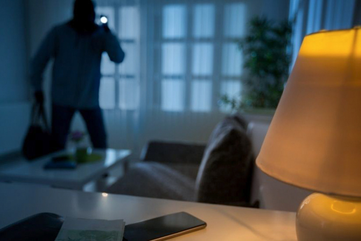Xırdalanda mağazadan 5 noutbuk oğurlandı