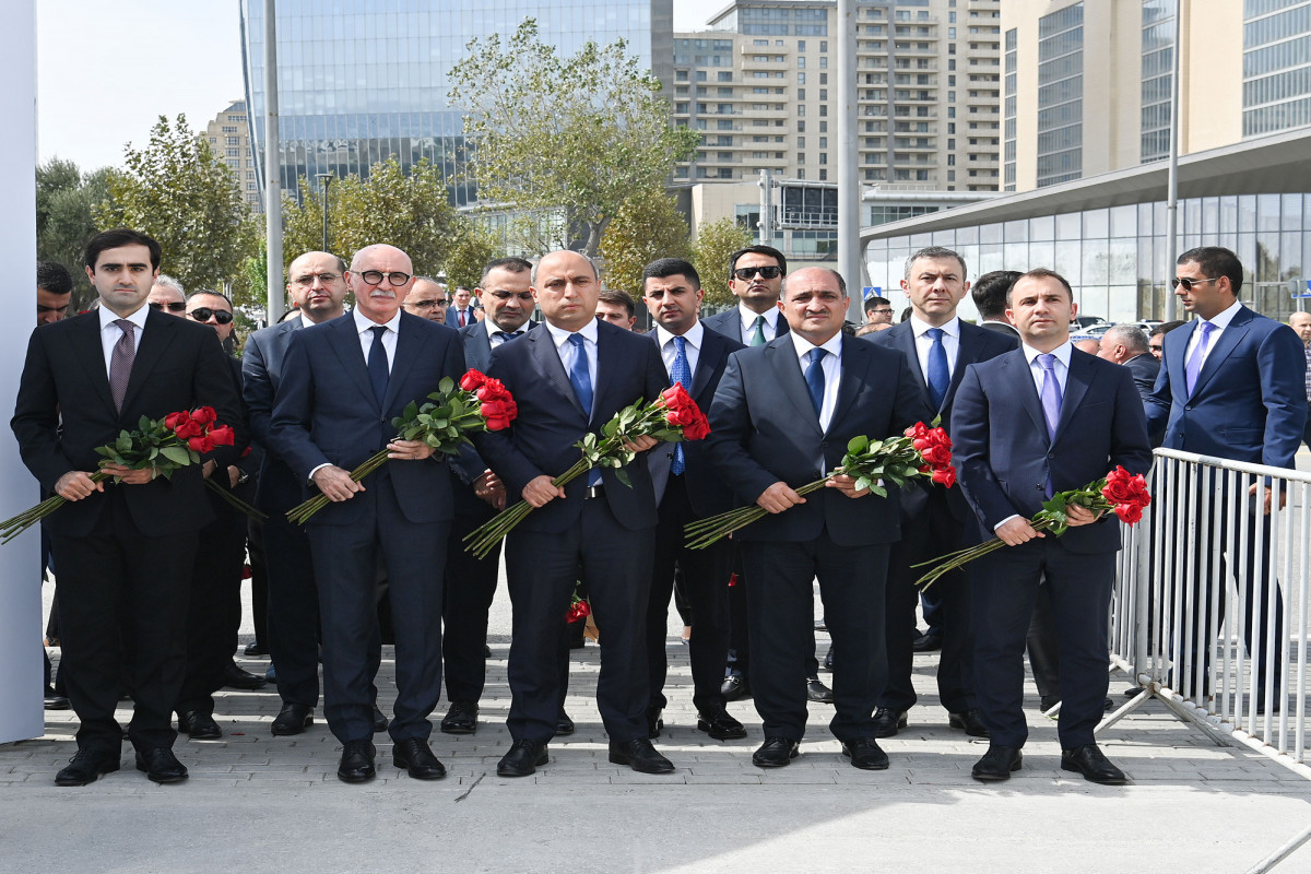  Nazirliyin kollektivi Anım Günü Zəfər parkında - FOTO