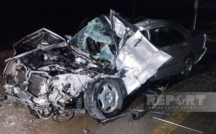 "Mercedes" yük maşınına çırpıldı - 6 yaralı var 