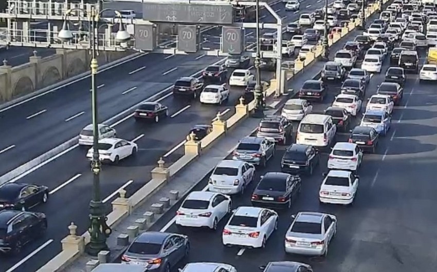 Bakının bir çox yollarında tıxac var