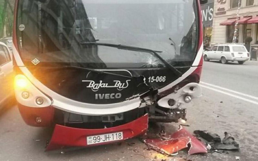 Bakıda marşrut avtobusu qəzaya düşdü - Xəsarət alan var