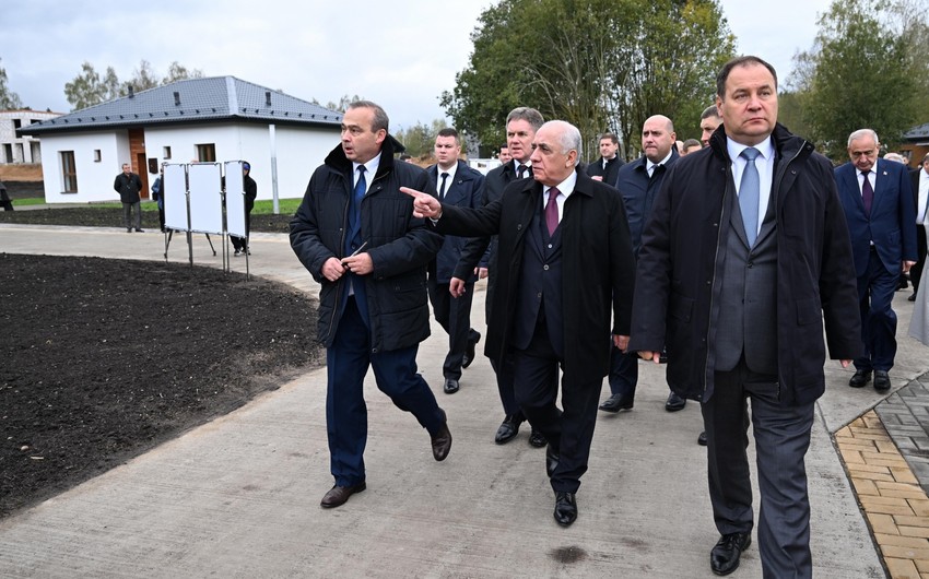 Əli Əsədov belaruslu həmkarı ilə yaşayış massivində - FOTO