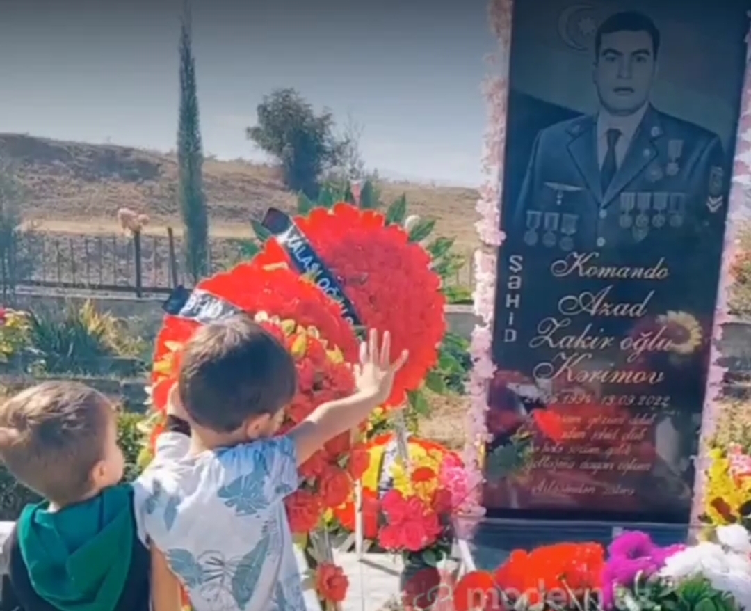 Şəhid övladları atalarının məzarı ilə DANIŞDI - VİDEO