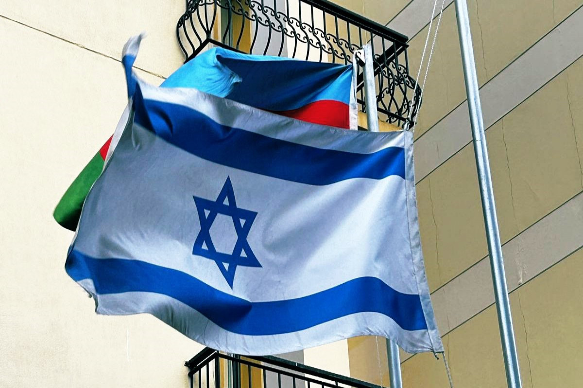 İsrail səfirliyində bayraq endirildi