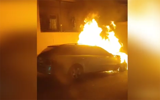 Bakıda “Mercedes” yandı - VİDEO 