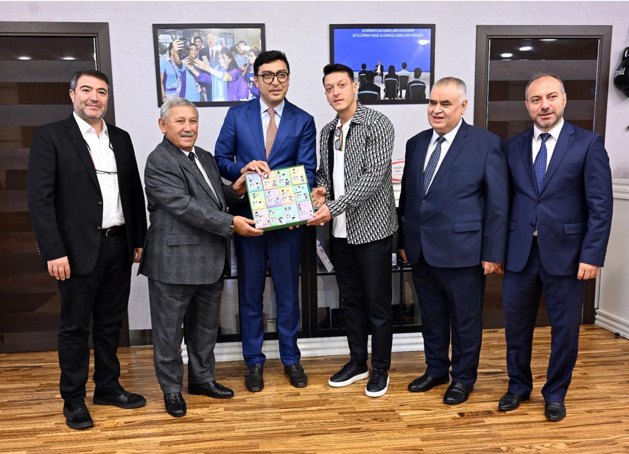 Mesut Özil Bakıda nazirlə görüşdü - FOTO