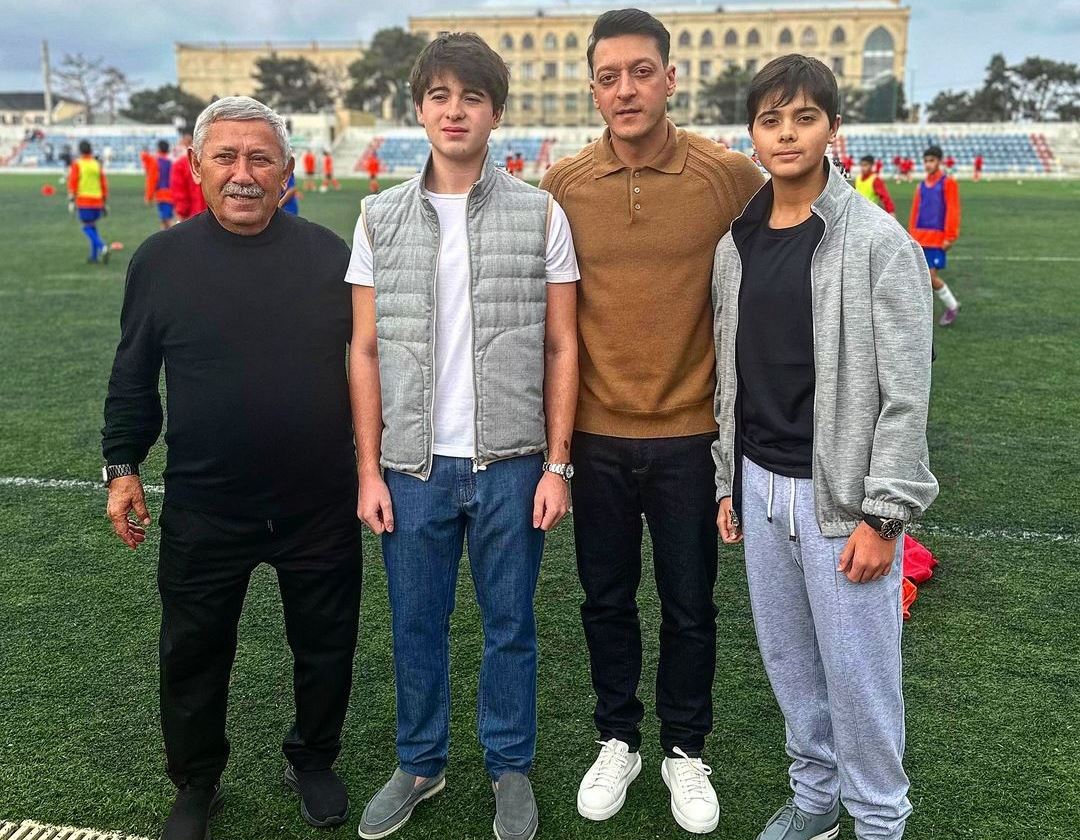Prezidentin nəvələri Mesut Özillə görüşdülər - FOTO