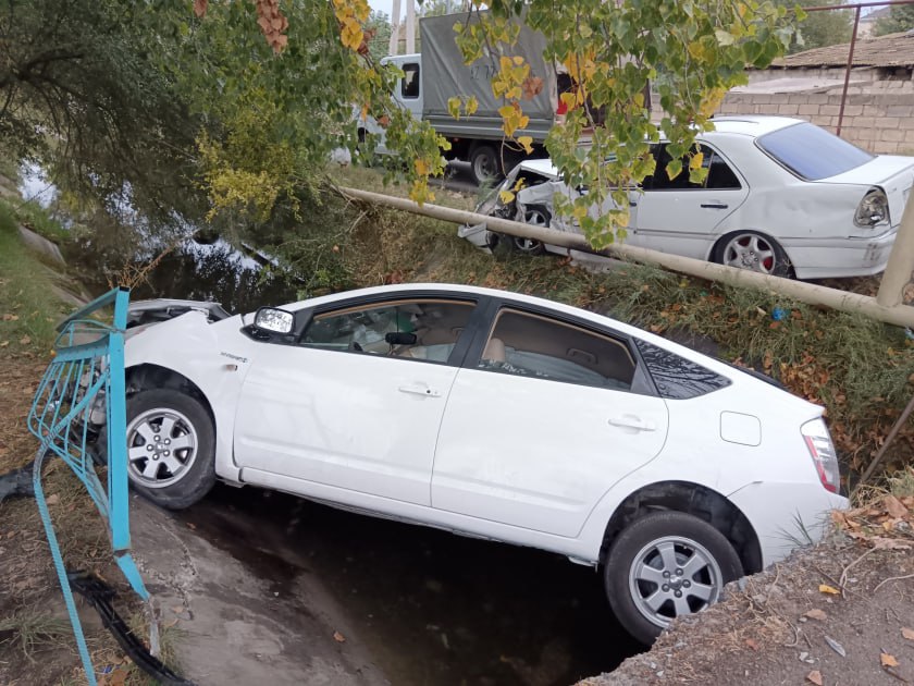"Prius" "Mercedes"lə toqquşub kanala düşdü - FOTO