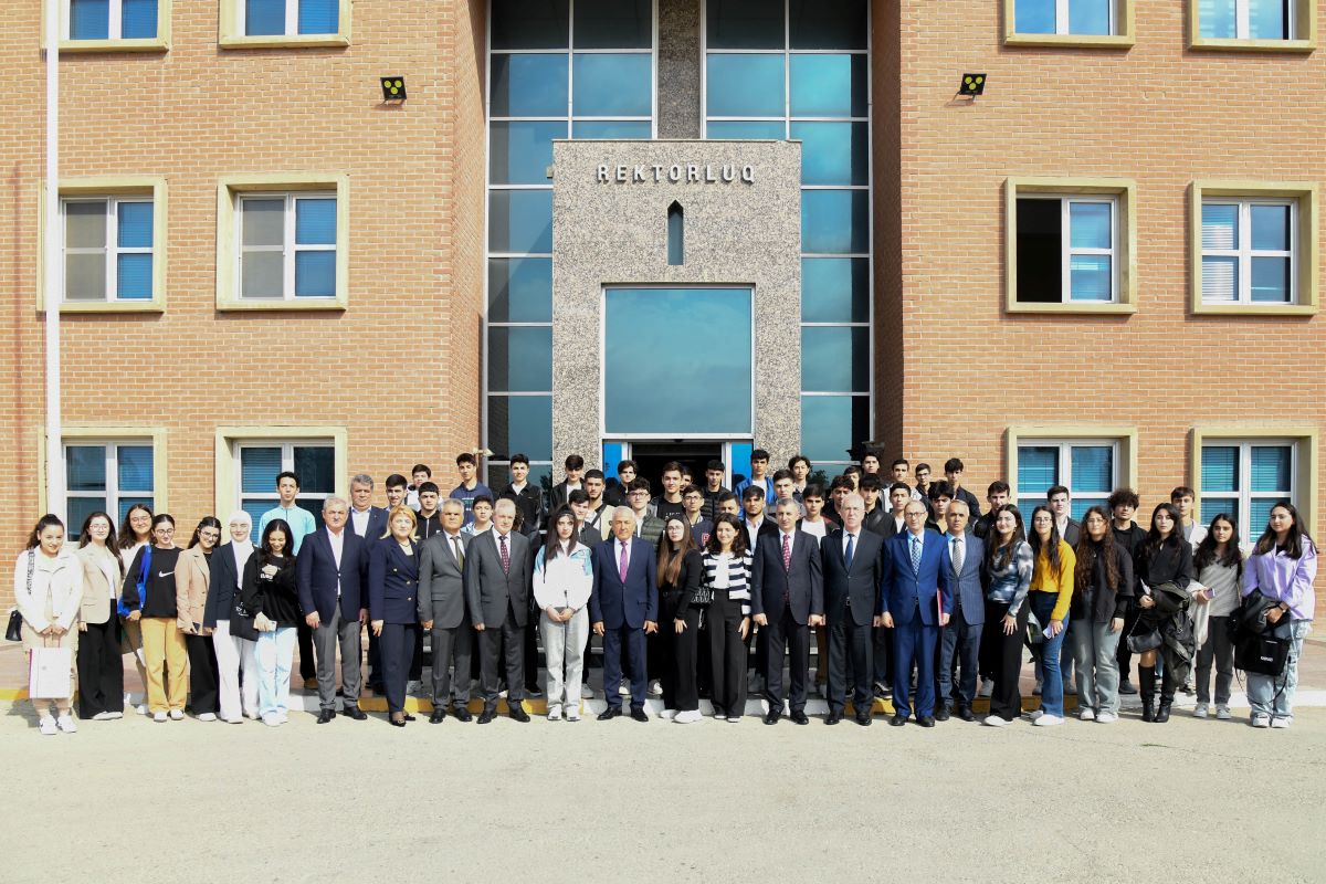 Rektor yüksək balla qəbul olan tələbələrlə görüşüb - FOTO