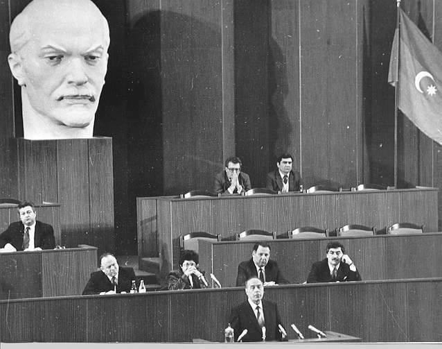 Bir şəklin tarixçəsi: Müstəqil ölkənin parlamenti yaradılır - Heydər Əliyev, Ayaz Mütəllibov, Tamerlan Qarayev...